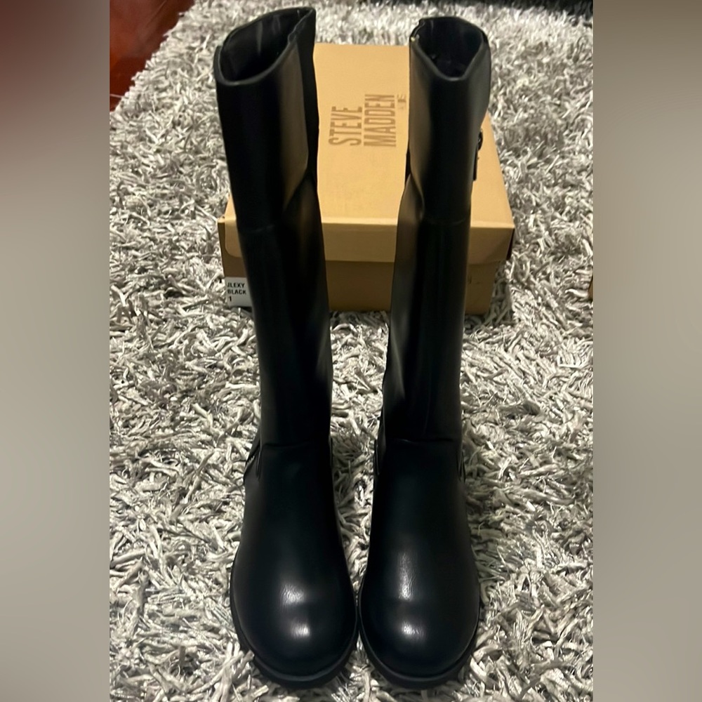 *BRAND NEW* w/ Box- Steve Madden black boots SZ 2